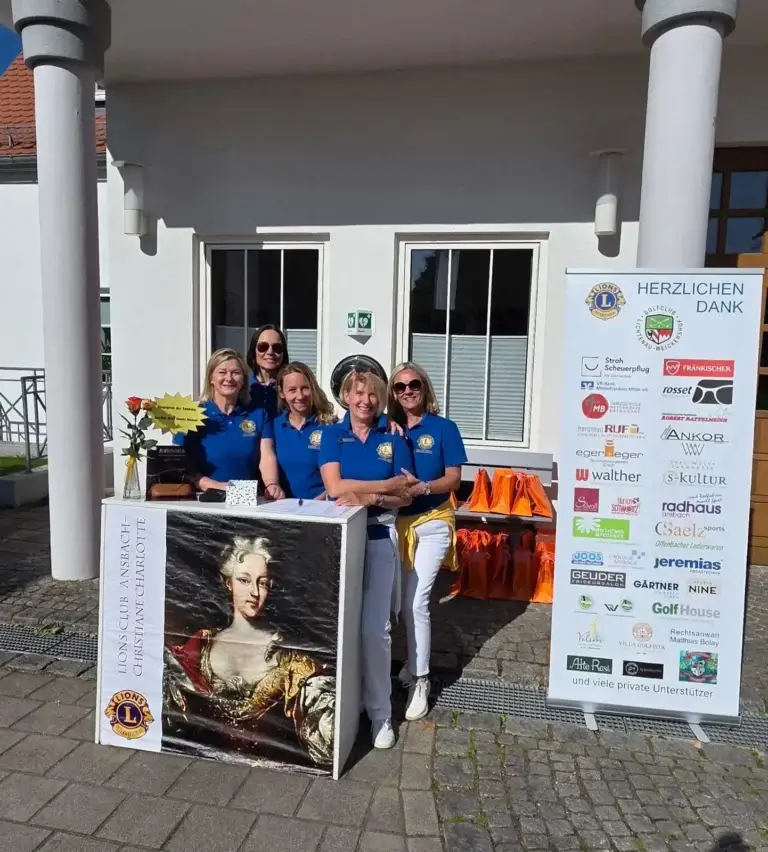Verkaufsstand mit Christiane-Charlotte-Motiv und Sponsorenbanner