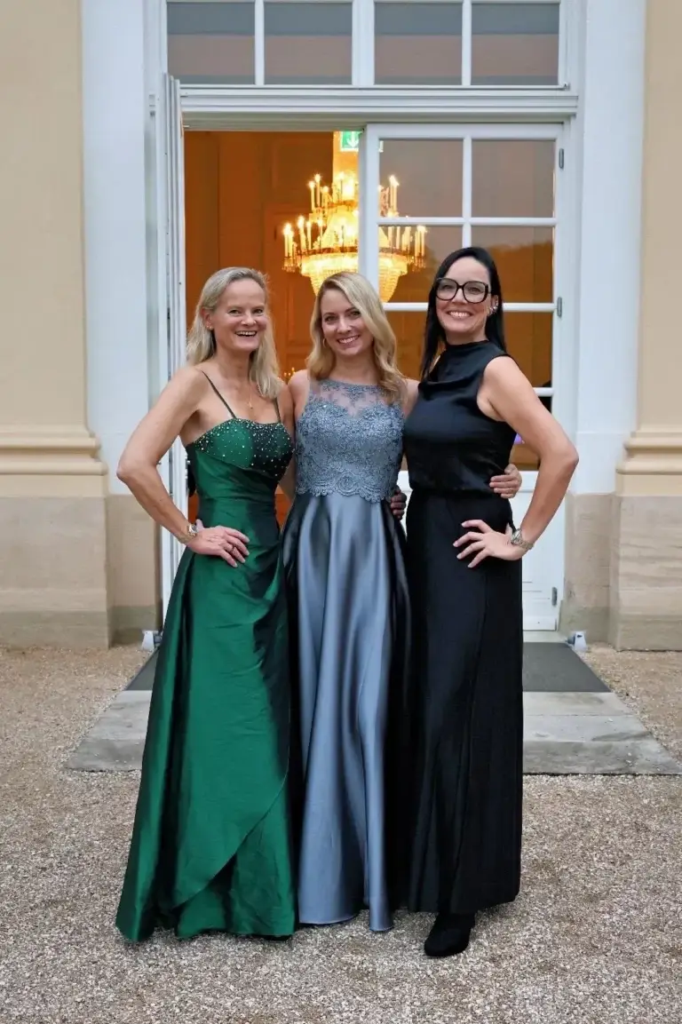 Ballgäste in festlicher Abendgarderobe in der Orangerie